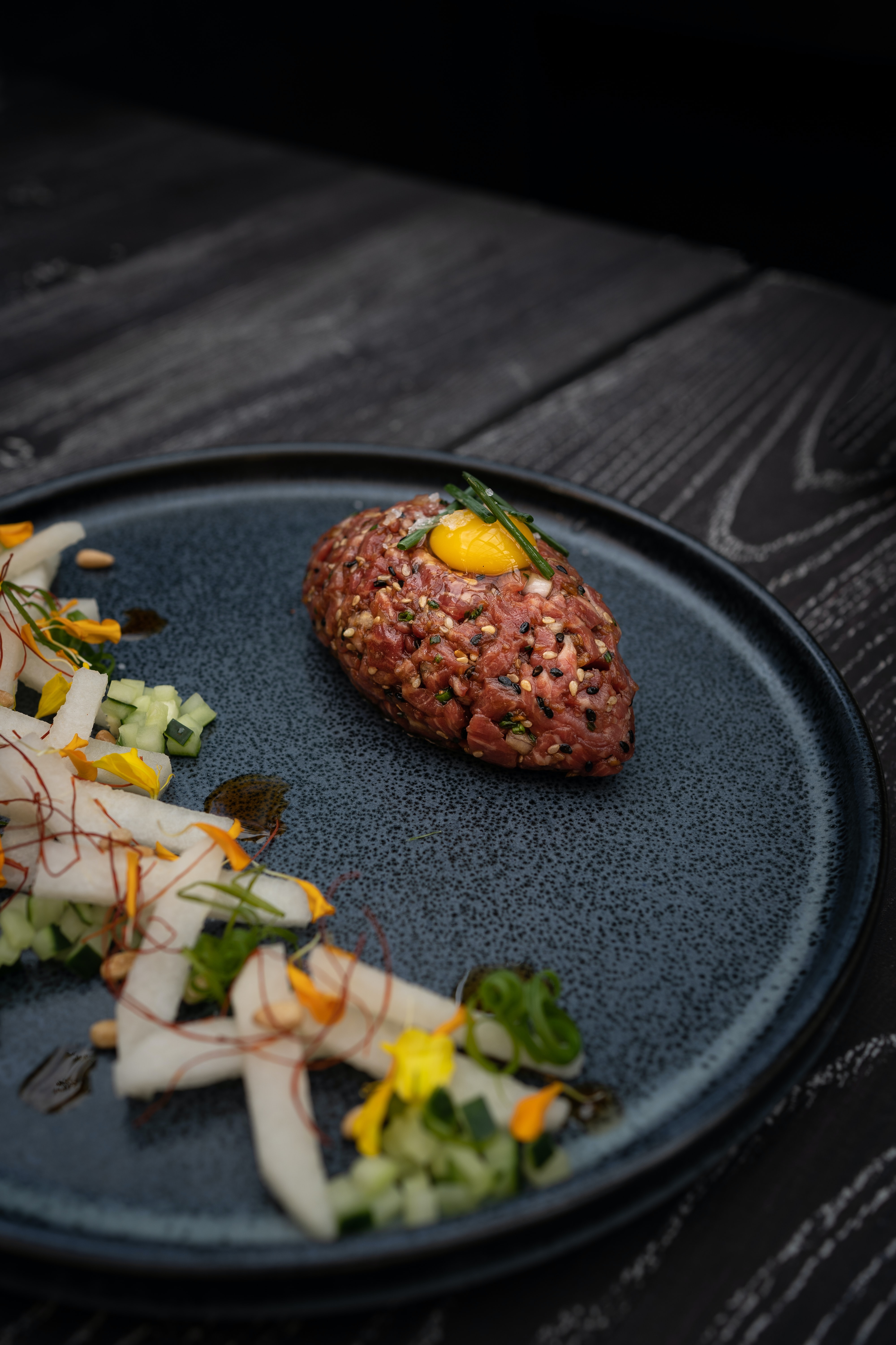 Tartare de boeuf avec accompagnement de légumes